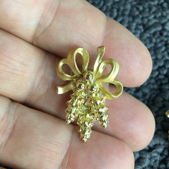Vintage Christmas Pierced Earrings Gold Tone Bow with Pinecone Bough - Picture 14 of 14